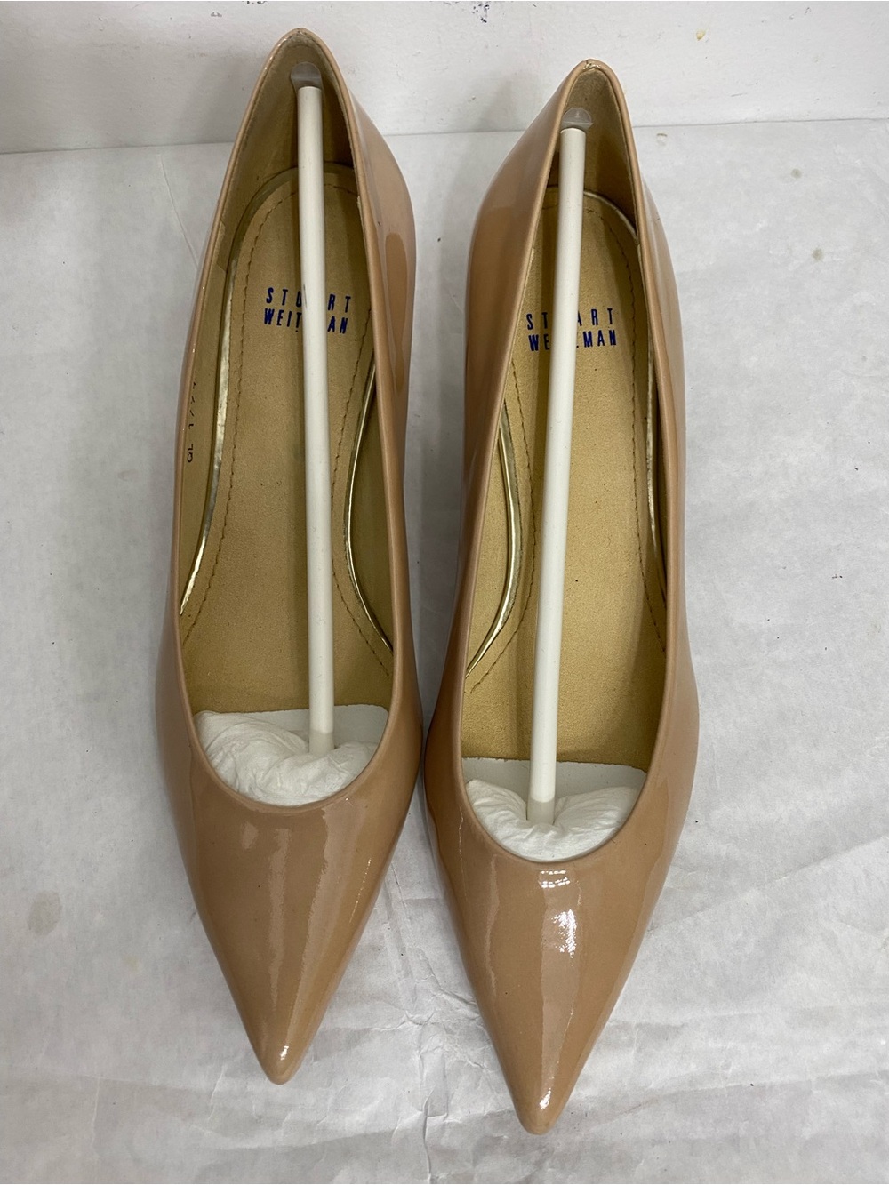 Stuart Weitzman Kitten-Heel Beige Patent Pointed-Toe Pumps 50. made in Spain